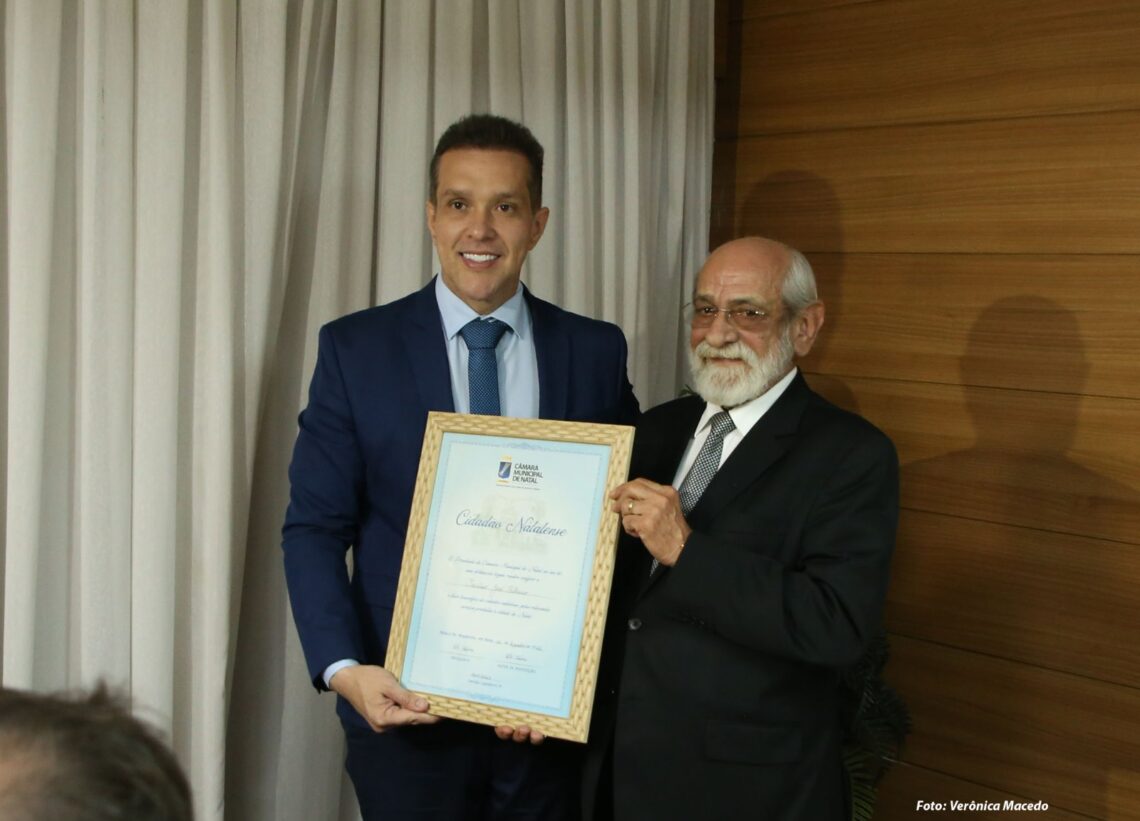 Farmacêutico e acadêmico Tarcísio Palhano recebe cidadania natalense na CMN 02/11/25